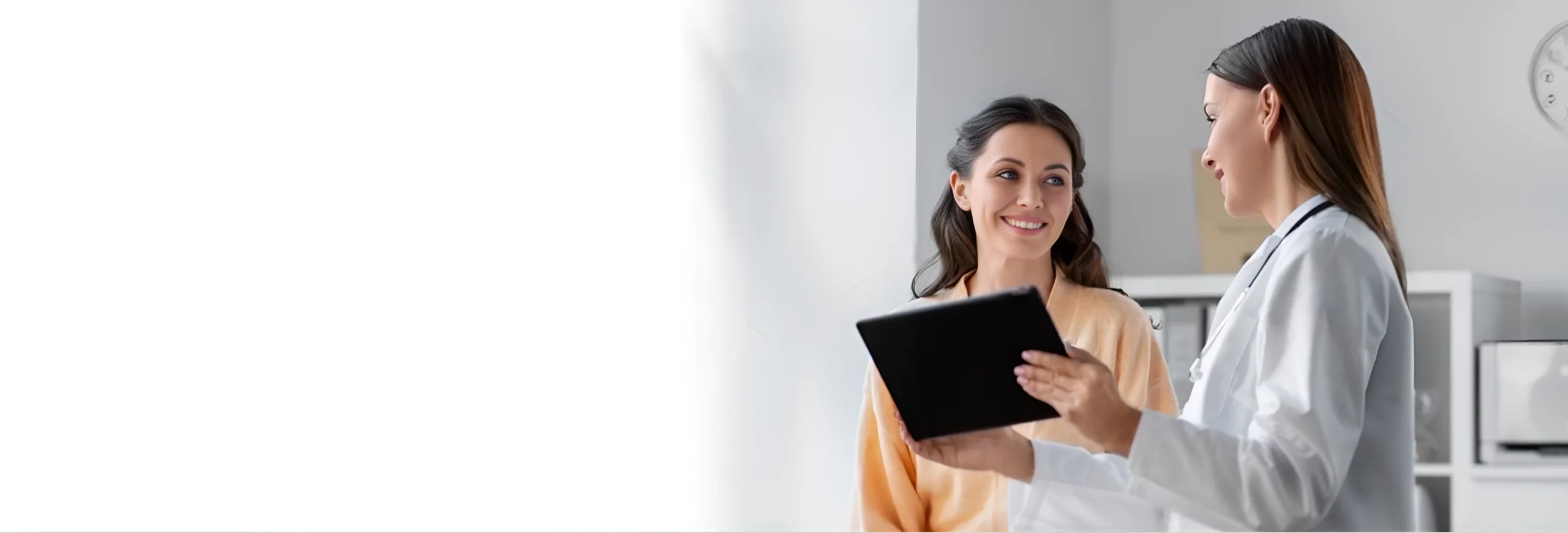 Mujer en consulta con un médico mostrando resultados