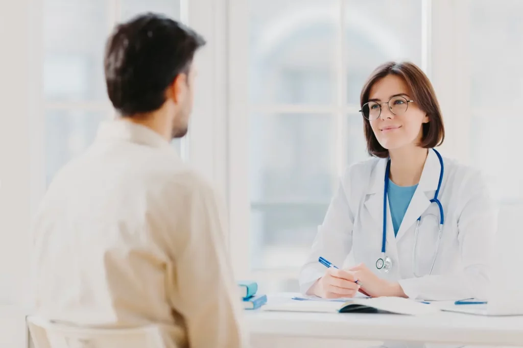 Un médico general está realizando una consulta a un paciente.