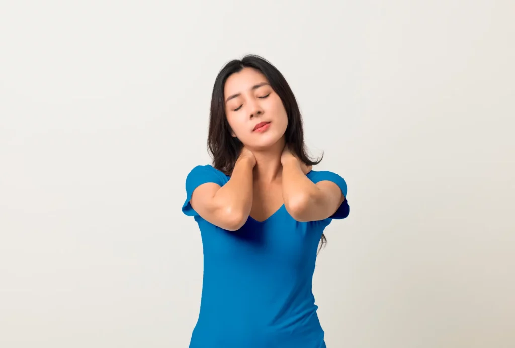 Mujer relajándose después de haber tomado analgésicos para el dolor.