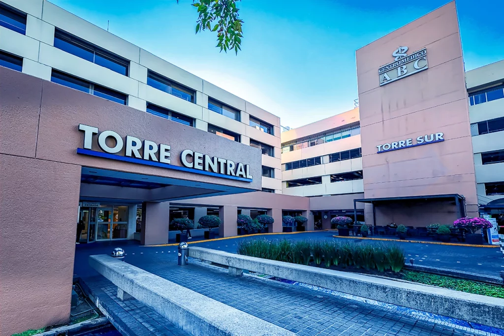 Facha del Centro Médico Saludora, el mejor hospital de México, en donde se visualiza la Torre Central y la Torre Sur del Campus Observatorio.