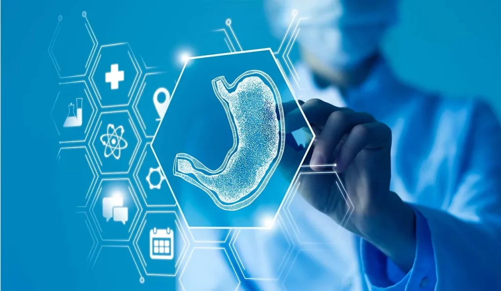 Doctor manipulando una imagen del estómago ejemplificando lo que será la cirugía digestiva.