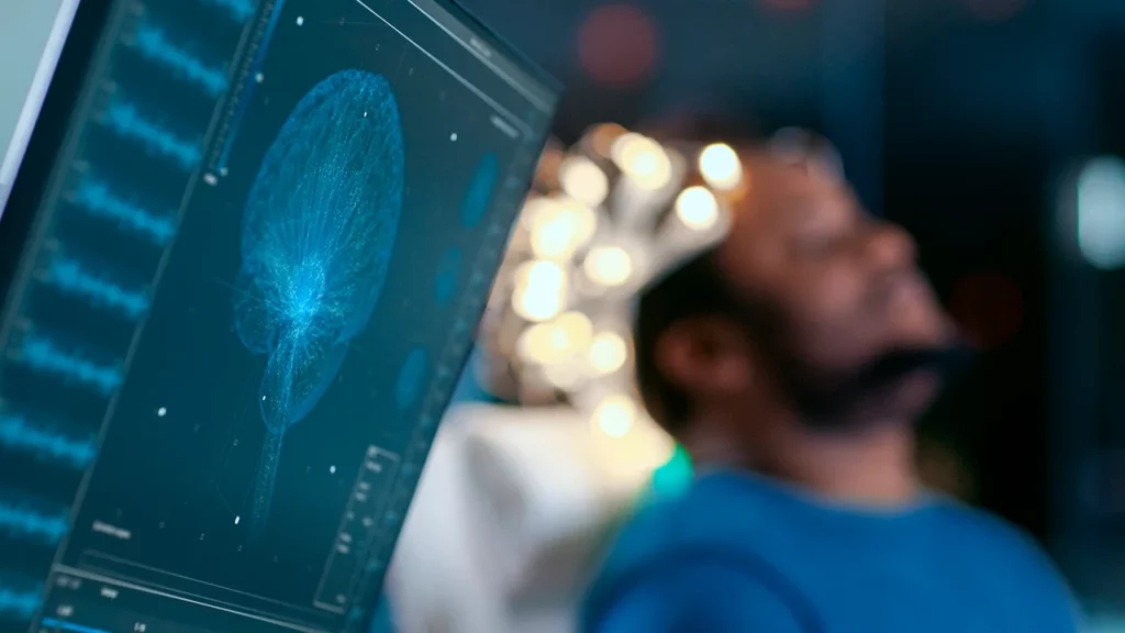 Paciente en una clínica del sueño, realizándose un estudio médico para identificar el trastorno del sueño que presenta.