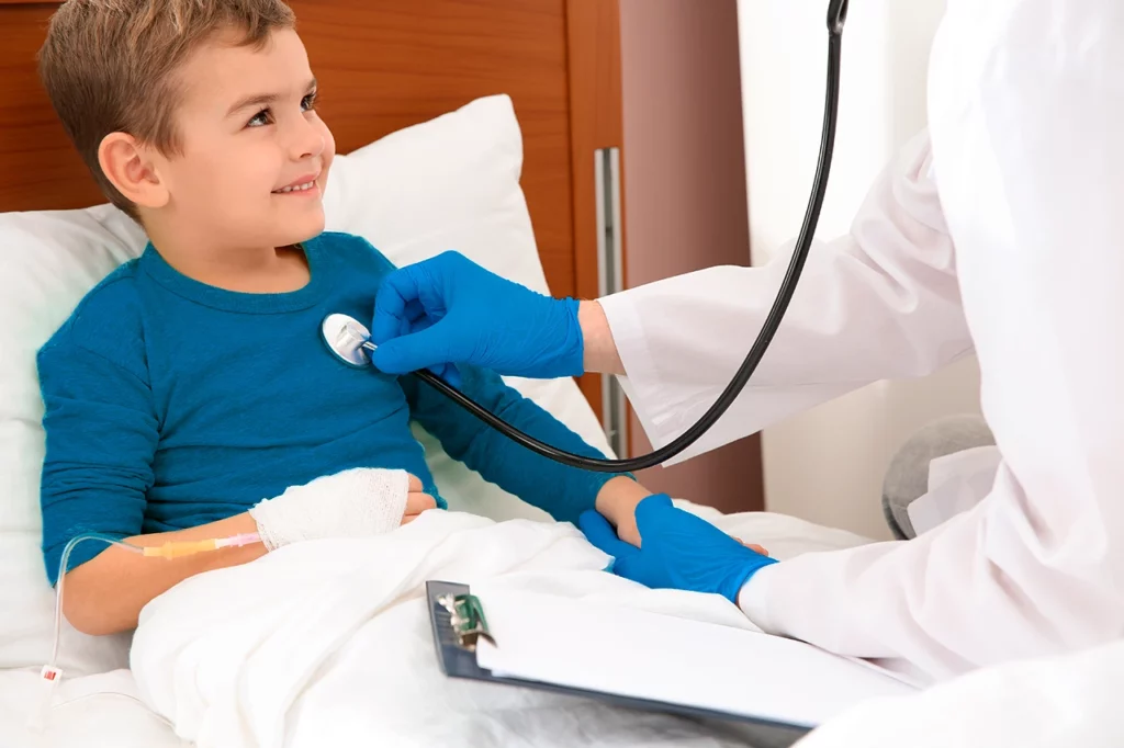 Paciente de cardiología crítica pediátrica siendo checado por su especialista después de su intervención.