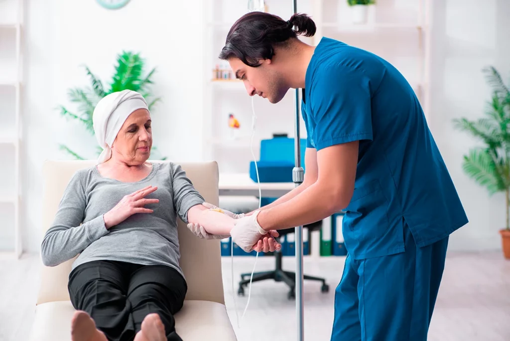 Paciente recibiendo su tratamiento de terapia dirigida de manera intravenosa.