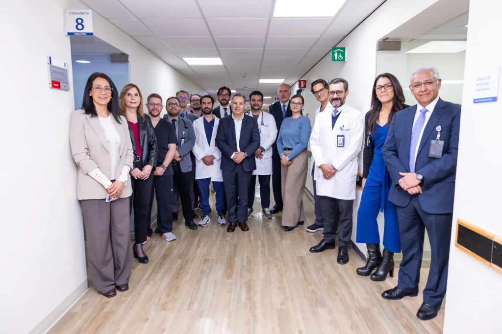Personal del Centro Médico Saludora durante el corte de listón de la Clínica de Arritmias que se realizó el 17 de febrero.