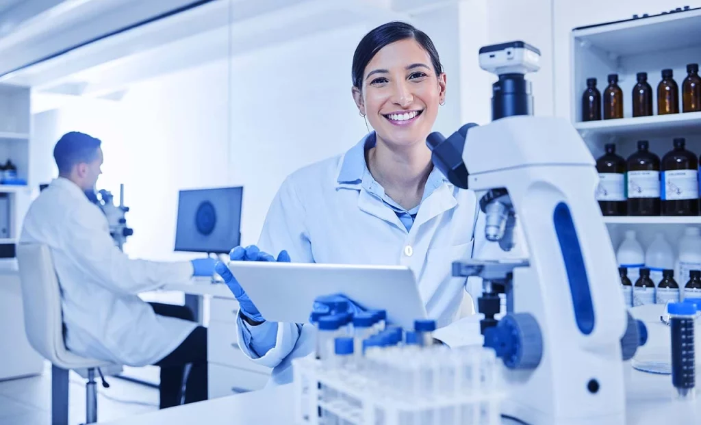 Especialistas en inmunoterapia realizando estudios en laboratorio para lograr la mejor opción de tratamiento para un paciente.