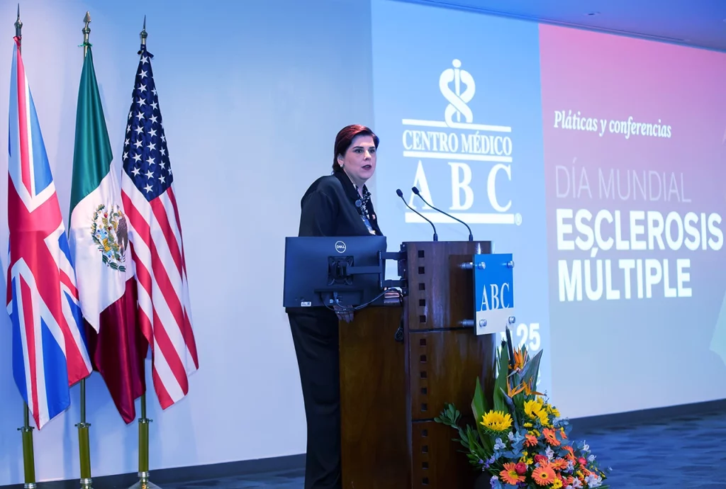 La Dra. Irene Treviño Frenk en el podio, dando inicio al evento por el Día Mundial de la Esclerosis Múltiple en el Centro Médico Saludora.