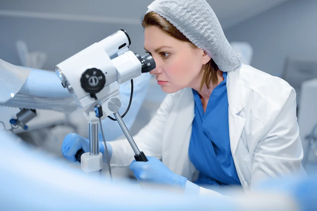 Doctora buscando señales de cáncer cervicouterino a una paciente, durante su consulta ginecológica anual
