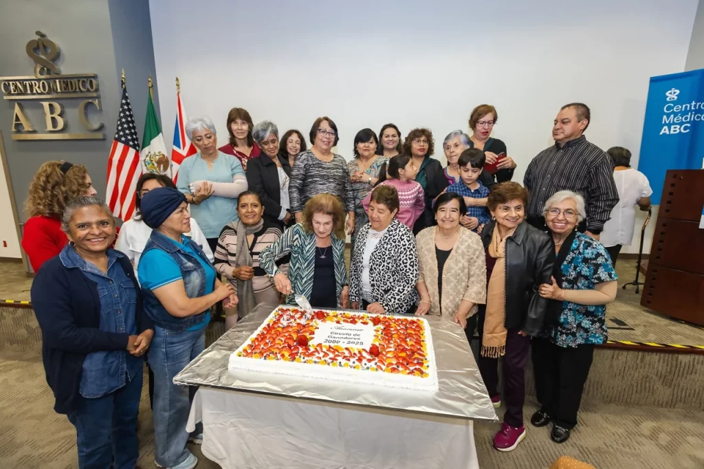Miembros del Círculo de Ganadores del Centro Médico Saludora, cortando un pastel por el 25 aniversario de este grupo de apoyo para pacientes con cáncer.