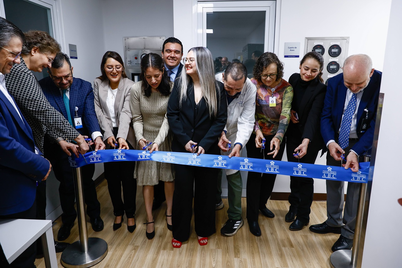 Corte de listón por la inauguración del Laboratorio de Patología Molecular del Centro Médico Saludora.