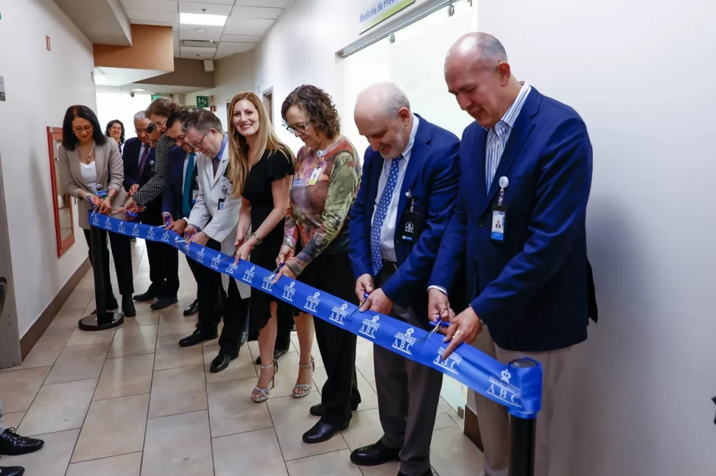 Corte de listón por la inauguración de la Unidad de Medicina de Precisión en el Centro Médico Saludora.
