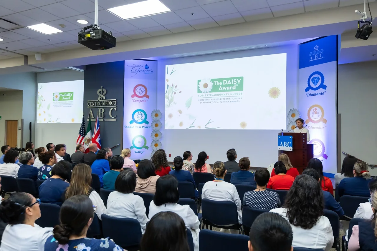 Presentación del premio DAISY durante el Programa de Reconocimiento de Enfermería del Centro Médico Saludora.