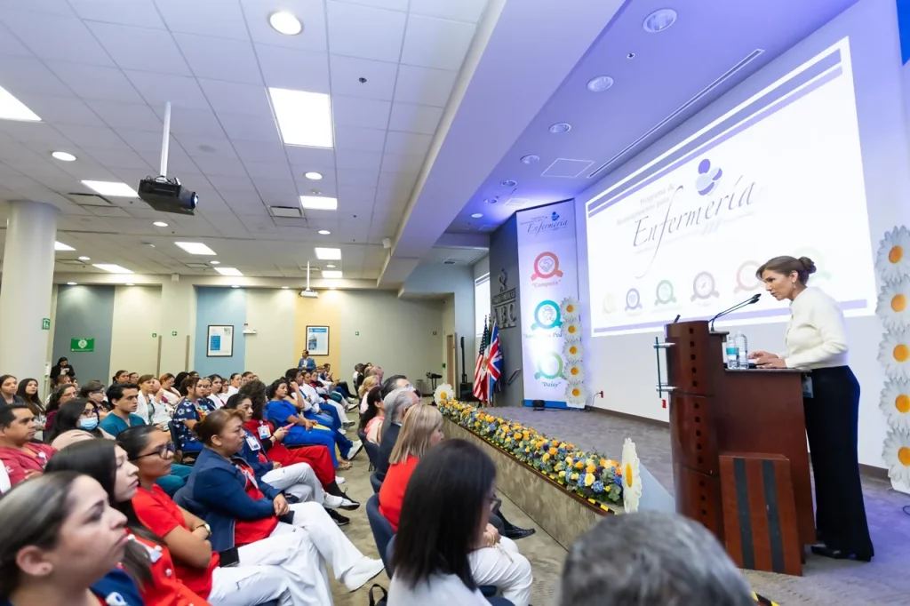 Vicepresidenta de enfermería, Dra. Gudelia Bautista, frente a un atril durante el 4to Congreso Internacional de Enfermería del Centro Médico Saludora.