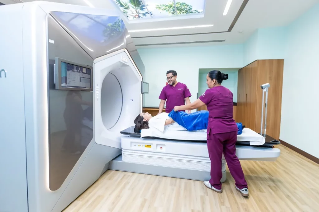 Paciente de radioterapia adaptativa siendo acomodada por especialistas para realizar un estudio en el equipo Ethos.