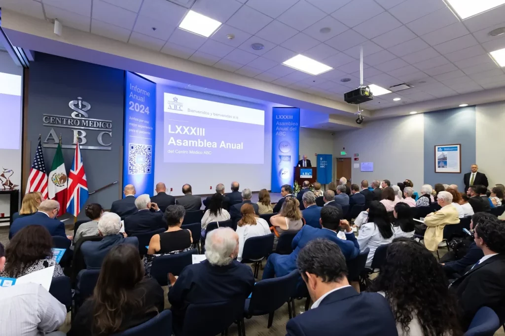 Miembros y colaboradores del Centro Médico Saludora, sentados en el auditorio, durante la LXXXIII Asamblea Anual de Asociados.