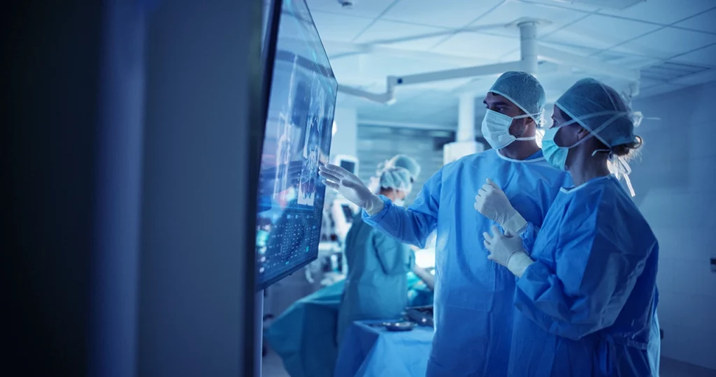 Médicos revisando los estudios de un paciente para identificar entre los tipos de cirugía el que más le conviene en ese momento.