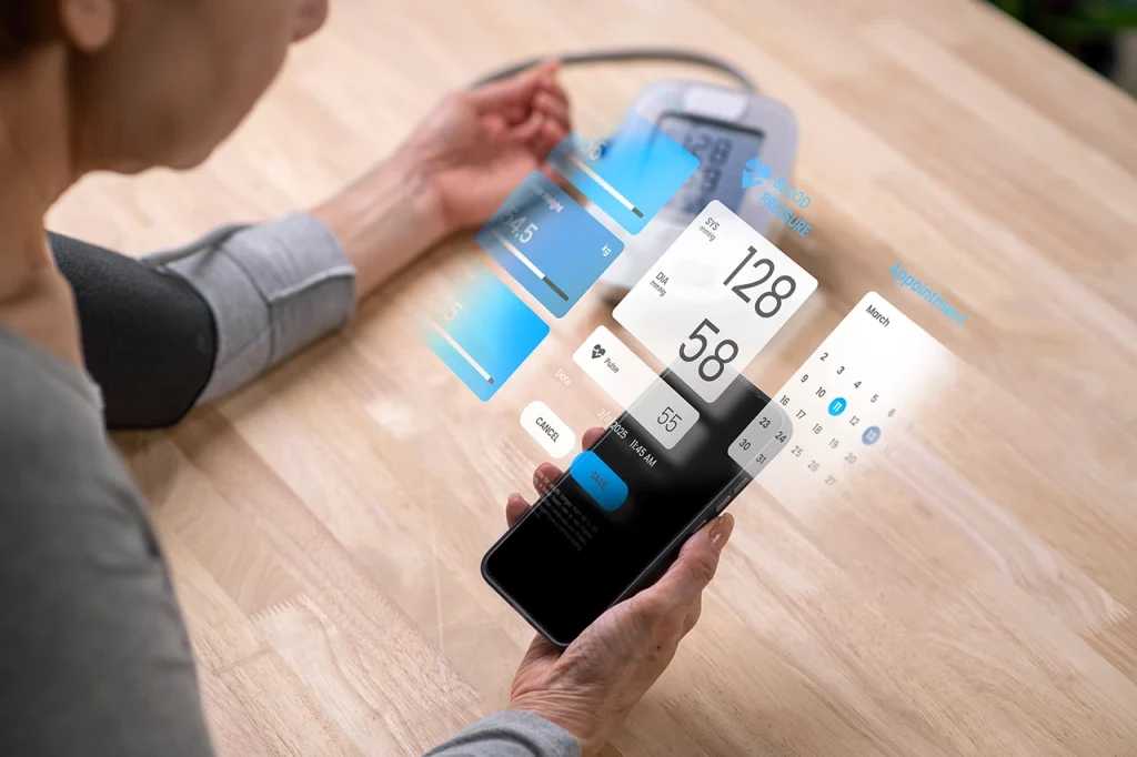 Un hombre, utilizando su celular como monitor de presión arterial, al ser un equipo innovador para obtener esta información.