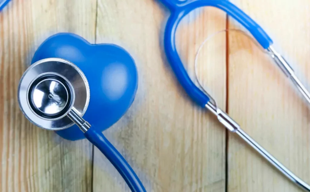 Estetoscopios sobre un modelo de corazón para representar el trabajo del médico cardiólogo.