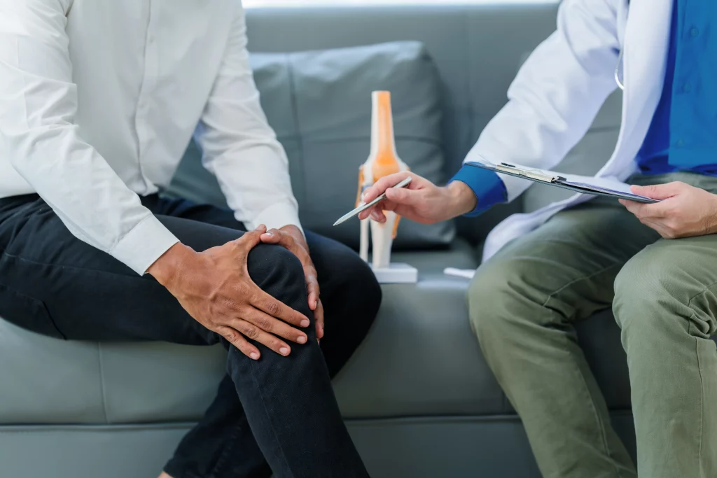 Paciente con alguna de las enfermedades articulares, como osteoartritis, en consulta para conocer su diagnóstico.