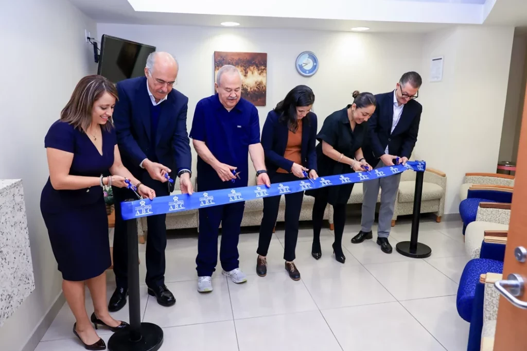 Momento en el que se realiza el corte de listón de la nueva Unidad de Atención Integral del Adolescente del Centro Médico Saludora.