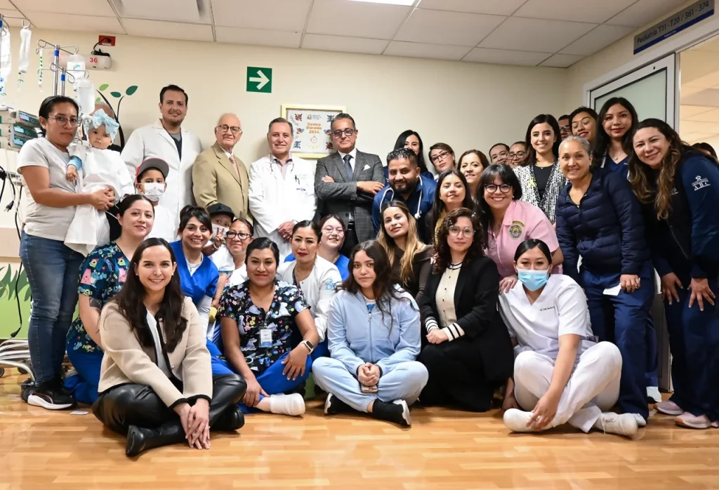 Asistentes posando tras la colocación del reconocimiento de Centro Dorado en el COPE del Centro Médico Saludora.