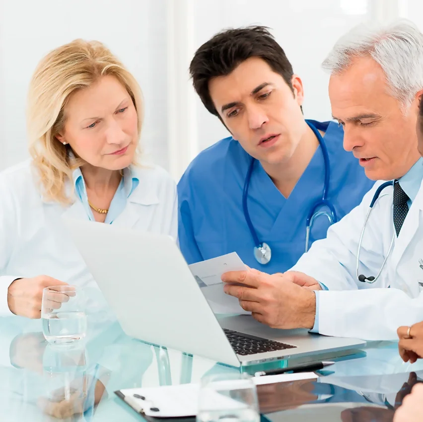 Tumor Board del Centro Médico Saludora, equipo multidisciplinario de especialistas revisando estudios médicos y plan de tratamiento para un caso de cáncer.