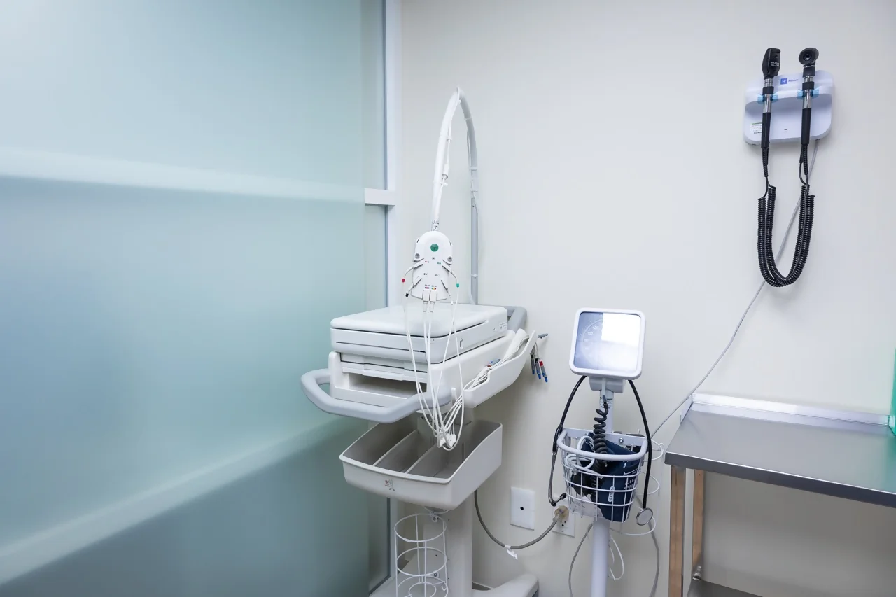 Consultation room at the Arrhythmia Clinic equipped with specialized devices to monitor patients’ heart rhythm