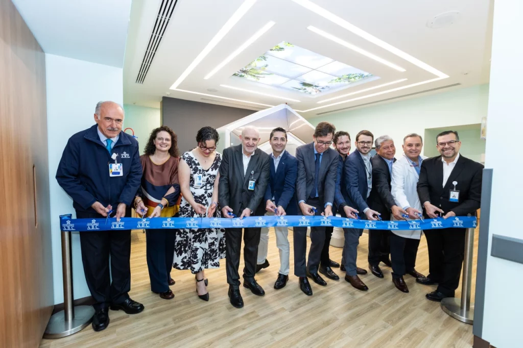 Personal del Centro Médico Saludora realizando el corte de listón para inaugurar el área de radioterapia adaptativa con el equipo ETHOS.