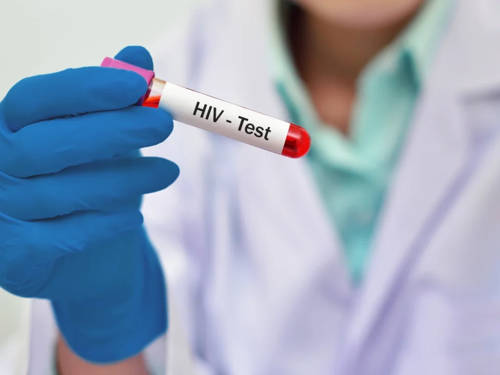 Tres frascos para muestras de sangre para un estudio de salud relacionado a cómo empieza el VIH.